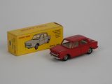une petite voiture rouge à côté d'une boîte jaune sur une surface blanche