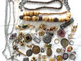 de nombreux types de bijoux sur la table