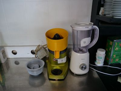 un mixeur et un mixeur posé sur un plan de travail de cuisine