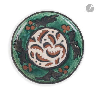 a picture of a green and brown plate with a design on it