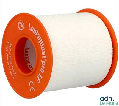 une bobine de fil blanc avec des rayures orange sur fond blanc