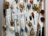 une boîte contenant de nombreux types de broches et d'épingles