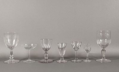 plusieurs verres à vin vides sont alignés sur une table