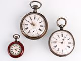 trois types d'horloges différents présentés sur un fond blanc
