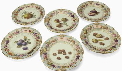 six assiettes ornées de motifs de fruits variés sur un fond blanc