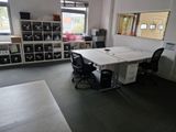 une pièce avec une table et des chaises