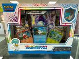 vitrine de cartes Pokémon dans un magasin, exposées à la vente sur une table