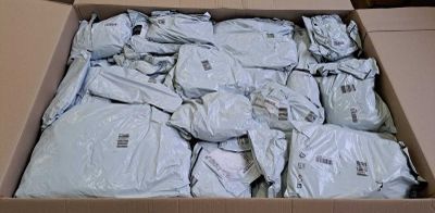 une boîte en carton remplie de chemises et de pantalons blancs