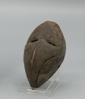 Masque passeport en bois léger à patine sombre figurant un v…