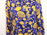 un gros plan sur un mannequin portant une chemise bleue et jaune