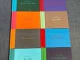 plusieurs livres sont empilés sur une table