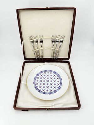 une boîte contenant une assiette et des couverts