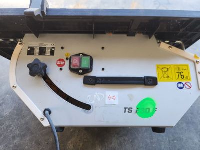 une machine posée par terre et recouverte d'une multitude d'autocollants