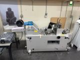 une machine placée au milieu d'une pièce