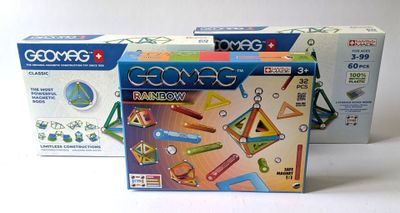 deux boîtes de jouets placées l'une à côté de l'autre