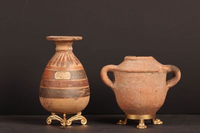 deux vases posés l'un à côté de l'autre sur une table