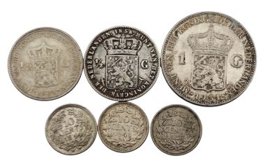 un ensemble de pièces d'argent surmontées d'une couronne