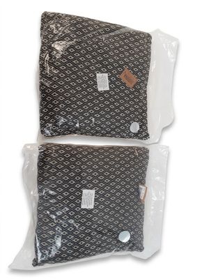 deux sacs de nourriture posés l'un sur l'autre sur une surface blanche