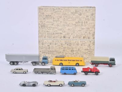 de nombreuses petites voitures et camions devant un livre