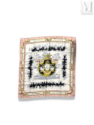 un carré brodé sur lequel figurent un blason et une couronne