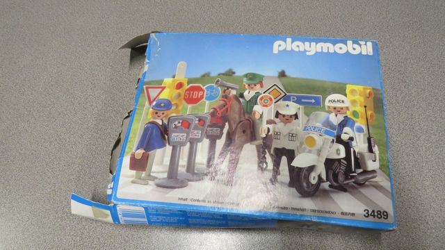 Lot PLAYMOBIL contenant des policiers et accessoires (n°3489), l’...