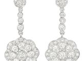 une paire de boucles d'oreilles en or blanc et diamants