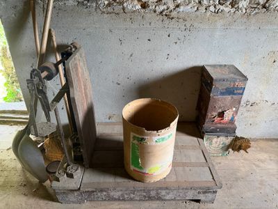 un seau posé sur une étagère en bois près d'un mur
