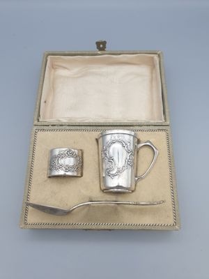 une image représentant une tasse et une cuillère en argent dans une boîte