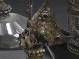 un grand nombre d'objets en argent posés sur une table