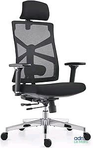 La chaise de bureau est noire et dispose d'un dossier et d'une assise en maille.