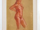 une image représentant une femme nue debout devant un fond marron