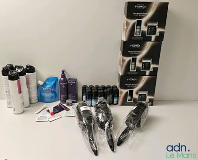 plusieurs types différents de produits capillaires posés sur la table