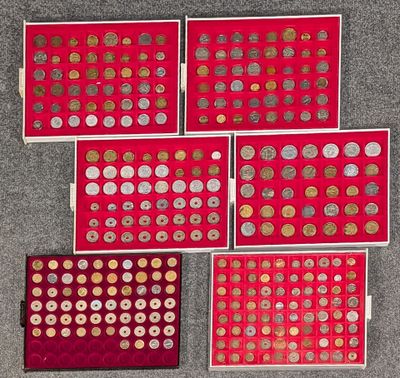 six types de pièces différents sont disposés sur une surface rouge