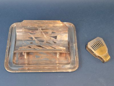 un plateau en argent sur lequel se trouvent une cuillère et un peigne