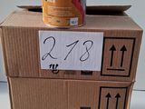 des boîtes empilées les unes sur les autres, avec une boîte de lait posée dessus