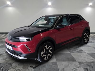 un SUV Toyota C-HR rouge et noir garé sur un sol à damier