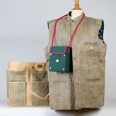 une photo représentant un gilet et un sac fourre-tout pour homme, présentés sur un mannequin