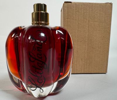 une image représentant une bouteille de Coca-Cola posée à côté d'une boîte