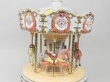 un petit carrousel posé sur une table