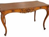 une photo d'une table en bois ornée de sculptures