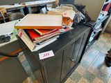 un bureau sur lequel se trouvent une pile de papiers