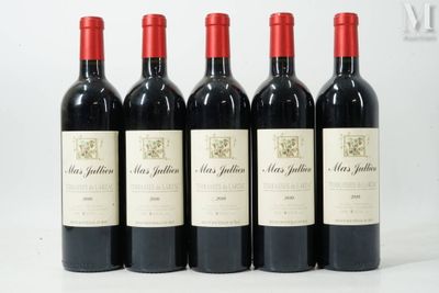 six bouteilles de vin rouge sont alignées