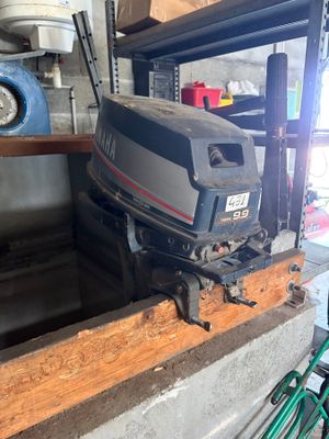 un moteur posé sur un morceau de bois