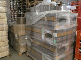 une grande pile de cartons et de palettes dans un entrepôt