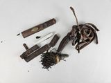un tas d'objets posés sur une table