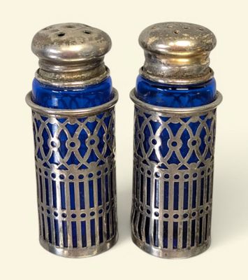 paire de salières et poivrières en verre argenté et bleu