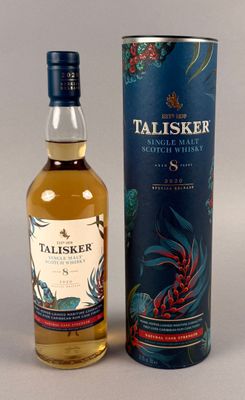 une bouteille de whisky single malt Talisker posée à côté d'une boîte en carton
