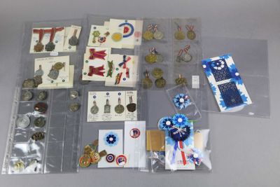 un grand nombre d'objets posés sur une table