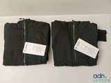deux t-shirts noirs posés l'un sur l'autre sur une table