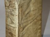 un vieux livre posé sur une table